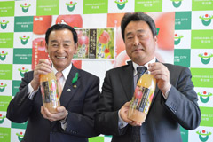 ジュースをPRする長尾市長(左)、<br>奈良常務(右)