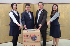 社会福祉法人　睦会（中央左）へ食材提供する奈良組合長（中央右）と営農課職員